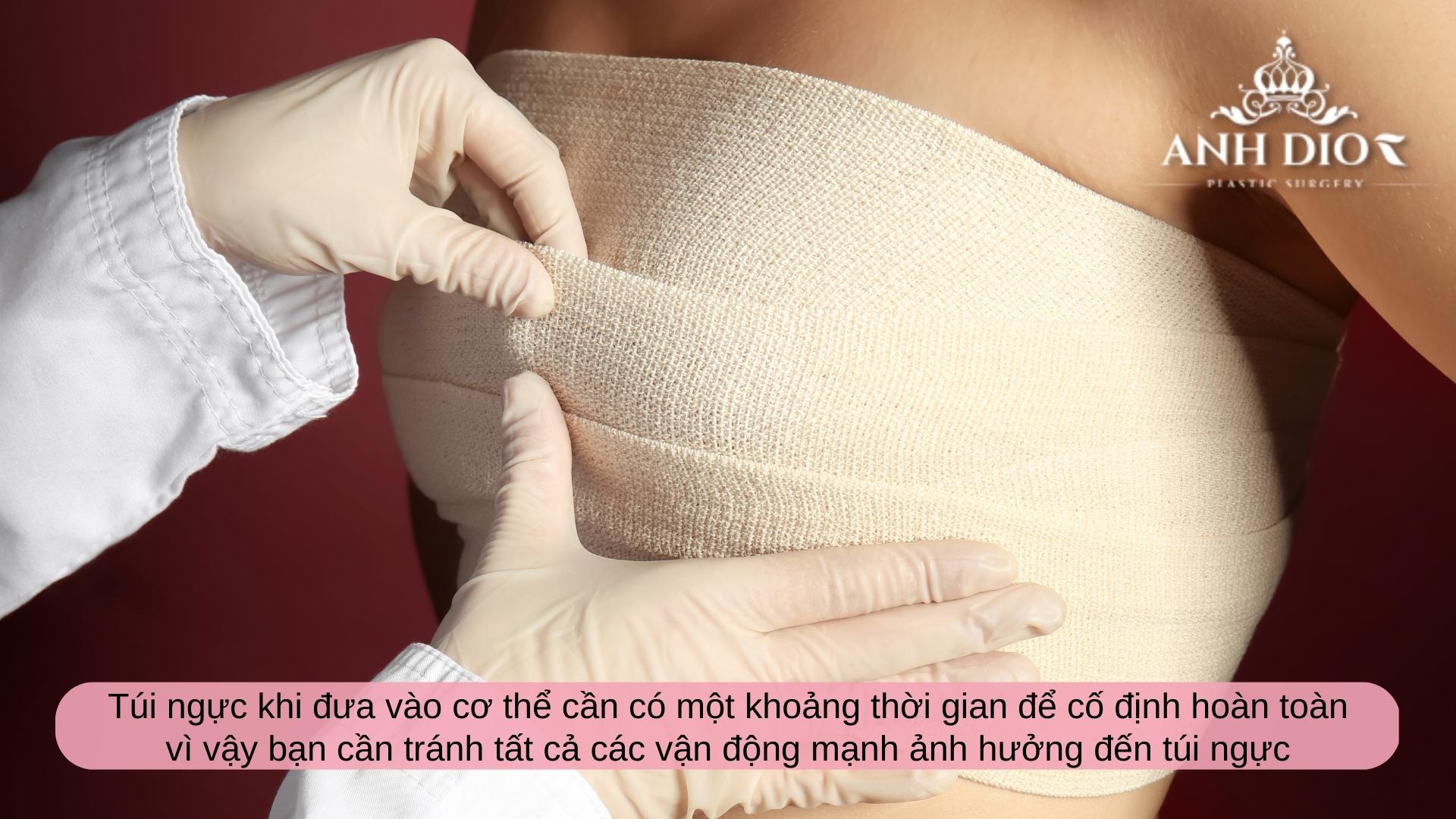 Nâng ngực kiêng quan hệ bao lâu